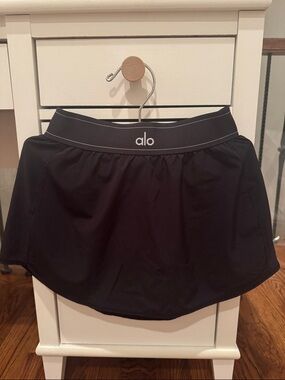 ❤️🖤 S ALO Yoga Matchpoint black athletic skirt with white logo Small CUTE!